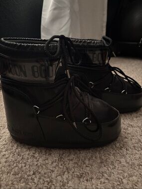 NEW MOON BOOT ICON LOW GLANCE BLACK SATIN BOOTS